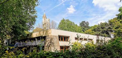 Außenansicht Gesamtanlage und Glockenturm