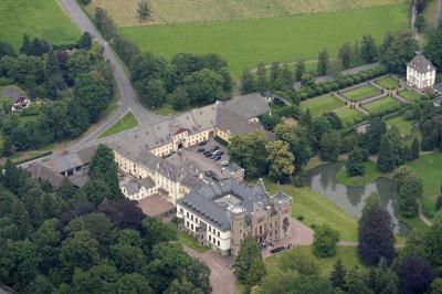 Luftbild der Anlage von Schloss Herdringen mit Herrenhaus, Vorburg, Lustschloss und barockem Gartenparterre