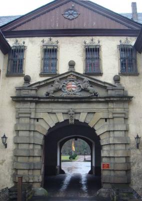 rustiziertes Tor der Vorburg mit Dreiecksgiebel