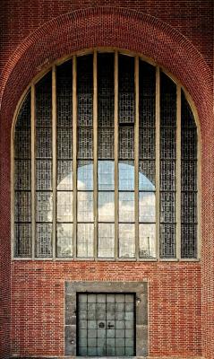 Eingangswand mit großflächigem Rundbogenfenster