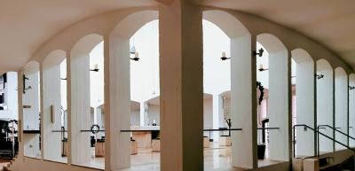 Blick zum Altar durch umlaufende Arkaden