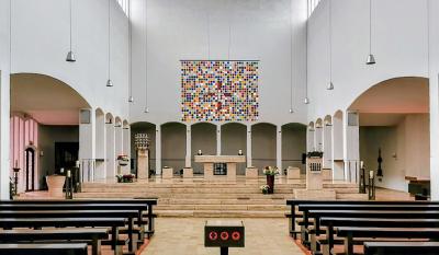 Innenraum, Blick Richtung Altar
