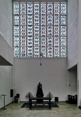 Blick ins Querhaus mit quadratischem Fenster