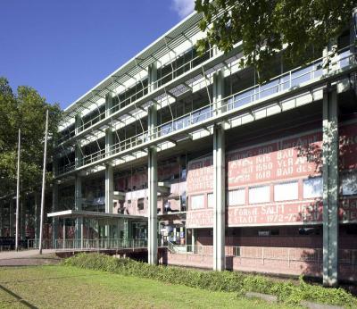seitlicher Blick auf die Fassade; Schriftzüge mit Daten zur Stadtgeschichte