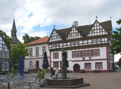 Marktplatz des historischen Stadtkerns von Blomberg mit Alheyd-Brunnen