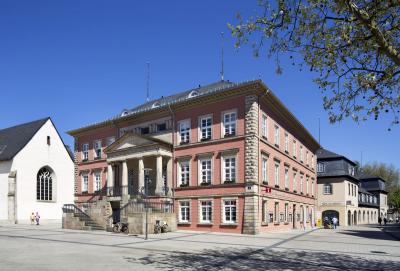 Rathaus der Stadt neben der Erlöserkirche