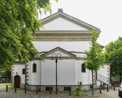 Rückansicht Kirchenanbau, klassizistisches Giebeldreieck