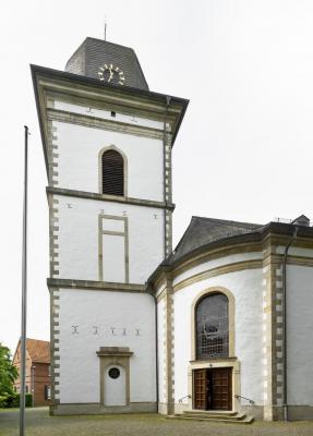 Kirchturm mit Haupteingang