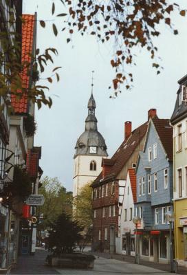 Straßenzug in Detmold mit Blick auf den Turm der Erlöserkirche
