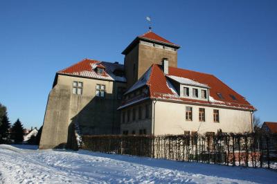 Rückseite der Burg Horn im Schnee