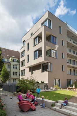 Blick auf den Garten, der von der benachbarten Kita mitbenutzt wird