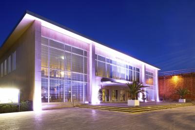 Konzerthalle Bad Salzuflen in der Dämmerung, erleuchtet