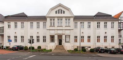 Straßenansicht des Leopold-Bads