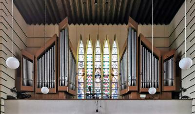 Orgel von St. Dreikönigen Köln-Bickendorf mit Lanzettfenstern in der Mitte