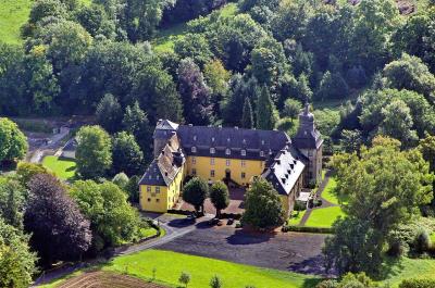 Dreiflügelanlage Schloss Melschede von oben gesehen