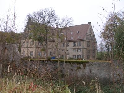 Blick auf die zwei Flügel des Schlosses Thienhausen mit Treppenturm dazwischen