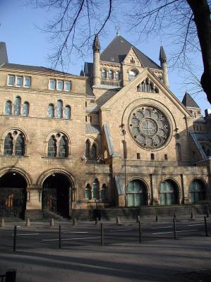 Blick auf die Straßenfront der Synagoge