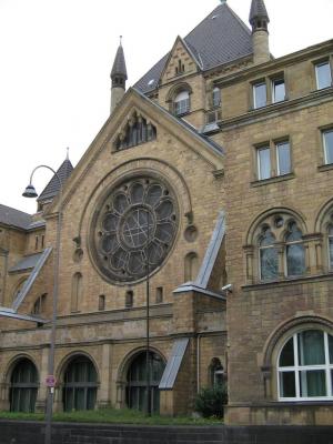 Giebelfassade mit Fensterrosette