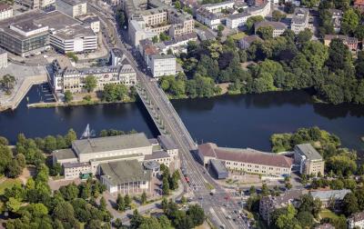 Luftbild der RWW Hauptverwaltung mit Stadthalle gegenüber
