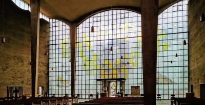Kirchenschiff und verglaste Eingangsfront von innen