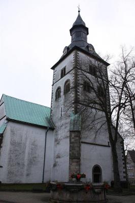 Blick auf den Westturm und das Eingangsportal