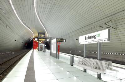 Der Bahnsteig mit beleuchtetem Boden