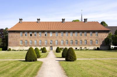 Südansicht Propsteigebäude mit rekonstruiertem Klostergarten