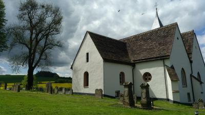 Peterskirche Talle - Ansicht von Nordosten mit historischen Grabsteinen
