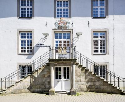 Frontansicht Haupteingang mit Treppenanlage