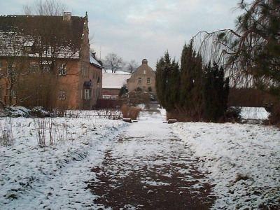 Blick auf das Hauptgebäude und die Ökonomie