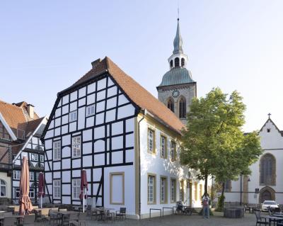 Rathaus mit Marktplatz und Kirche St. Aegidius