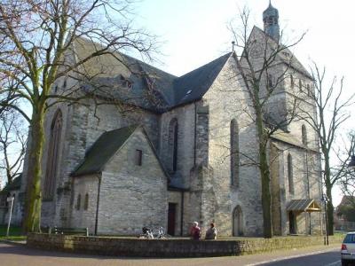 Außenansicht mit Blick auf den Chor, die Sakristei und das Querhaus