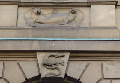 Tierdarstellungen an der Fassade