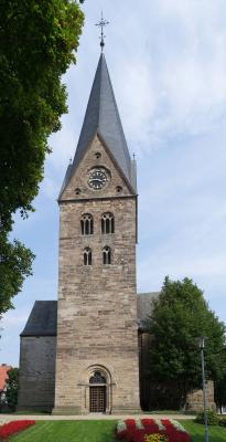frontaler Blick auf den Turm mit Portal