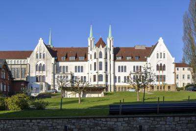 Blick auf die neugotische Fassade des Diakonissenhauses Sarepta