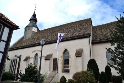 Blick auf die Südfassade der evangelischen Kirche Schwalenberg