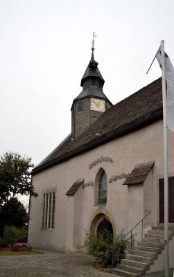 seitlicher Blick auf die südliche Fassade zum Eingangsportal
