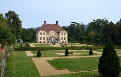 Blick auf den barocken Garten und das Schloss