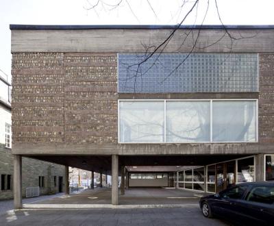 frontale Ansicht der Fassade mit Blick zum Lichtschacht
