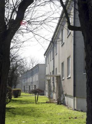 seitlicher Blick entlang einer Häuserzeile der Siedlung Spinnstuhl