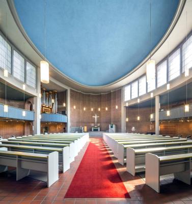 Innenansicht der Friedenskirche mit Blick zum Chor