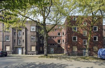 Blick auf die vor- und zurückspringenden Häuserreihen