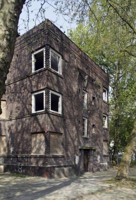 Häuserecke mit übereck gestellten Fensterpaaren