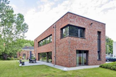 seitlicher Blick zur Gartenseite mit Terrasse