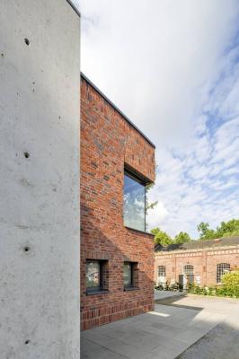 Hausecke mit altem Zechengebäude im Hintergrund