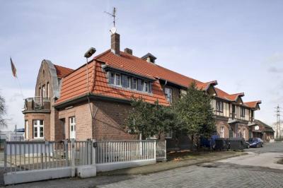 Blick zur Fassade des Pförtner- und Kantinengebäudes