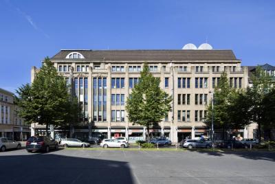 frontaler Blick auf die Fassade des WEKA-Karrees