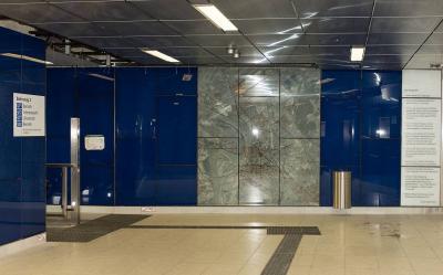 Haltestelle Schadowstraße, Verteilerebene mit "Turnstile" von Ursula Damm