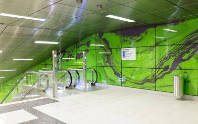 Haltestelle Graf-Adolf-Platz, Rolltreppe mit grüner Wandverkleidung "Achat" von M. Franke