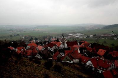 Blick über die Fachwerkhäuser und auf die evangelische Kirche von Schieder-Schwalenberg